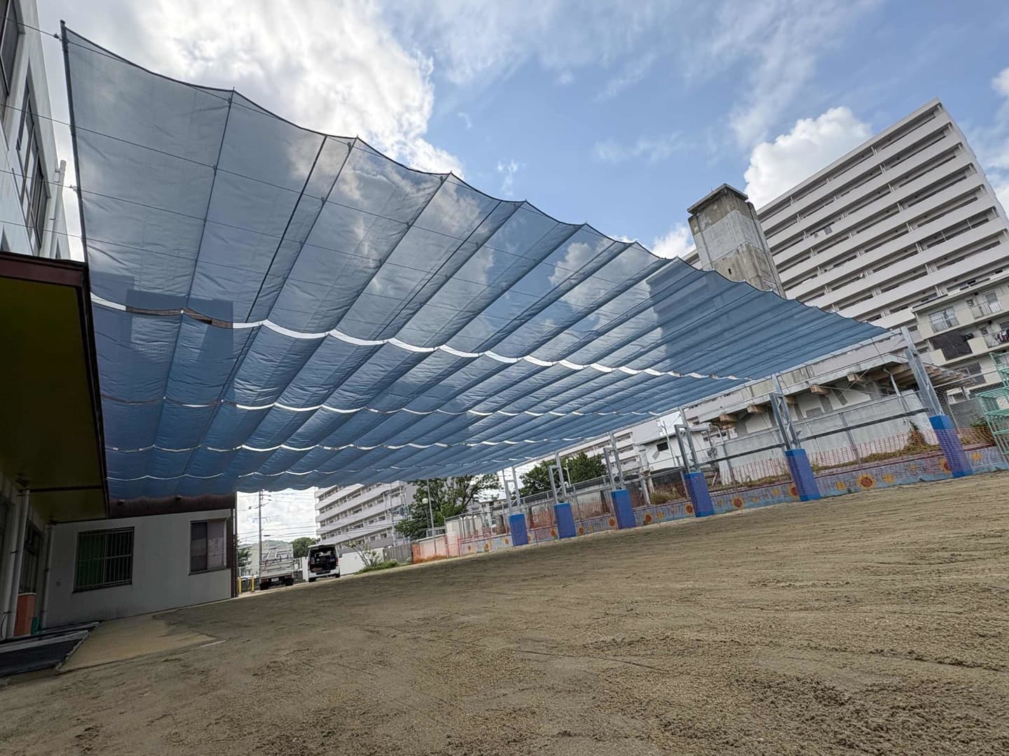 青い日除け開閉式テント全景