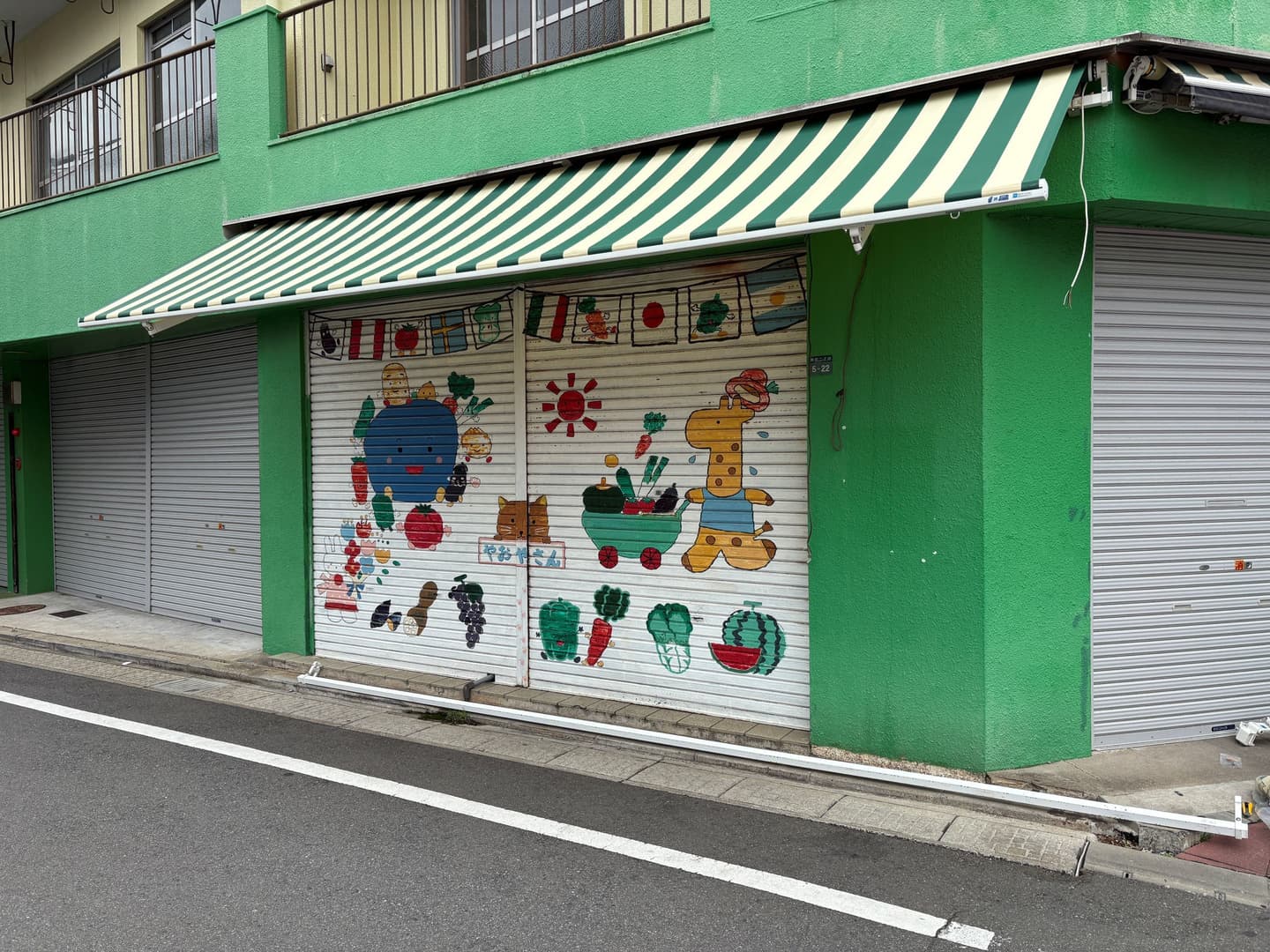 緑ストライプのオーニングテント
