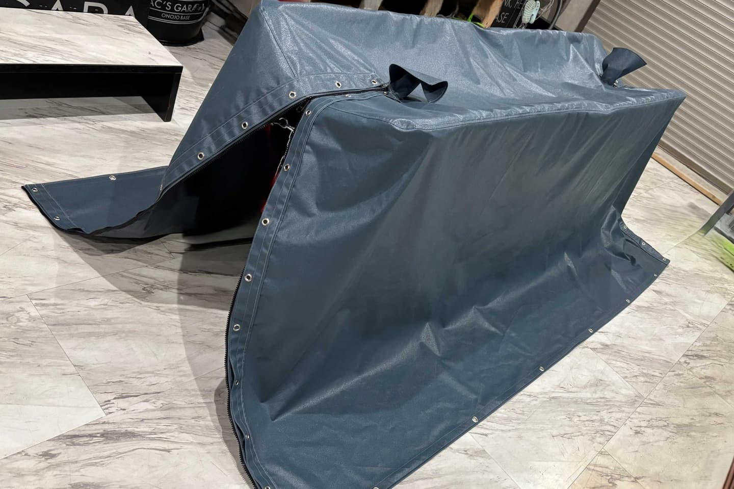 グレーの機械カバー