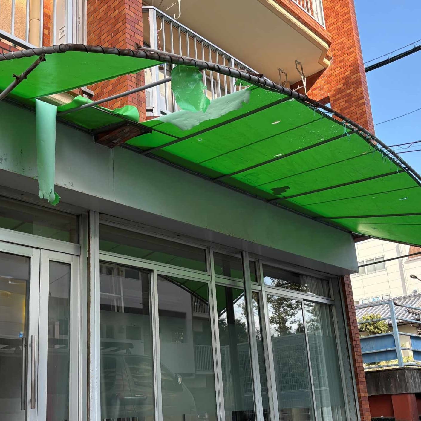 破れている緑のテント張替前