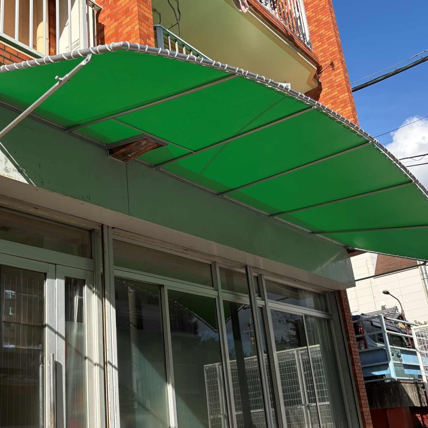 緑のテントきれいになった張替後