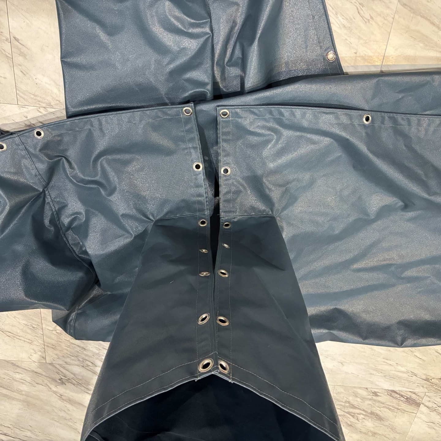 グレーのカバー