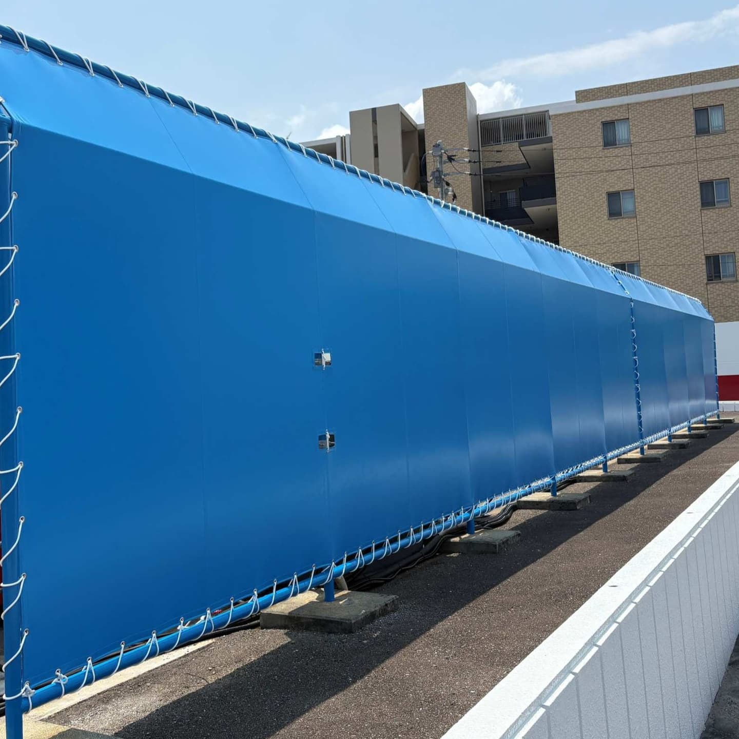 青の仕切りテント