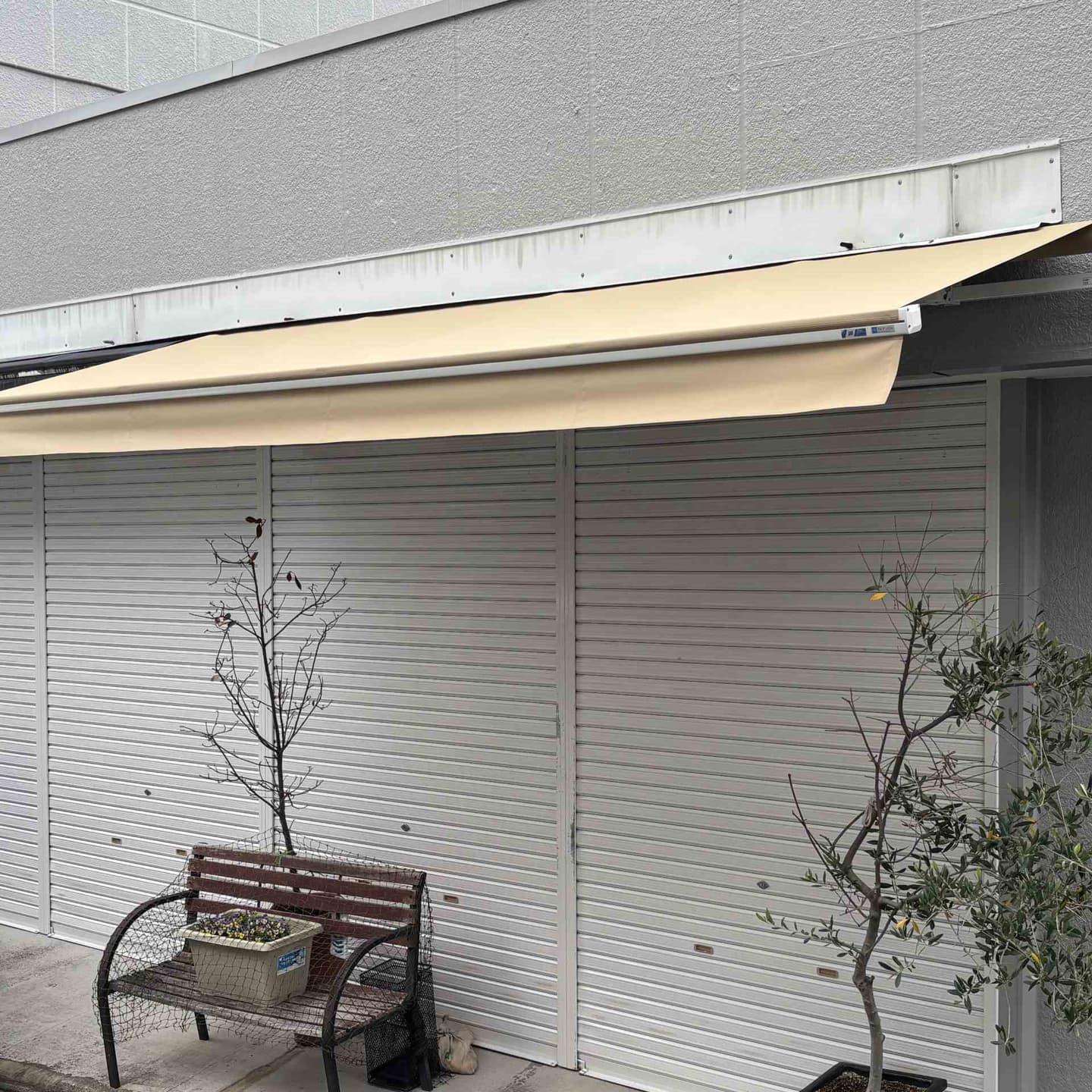 ベージュのオーニングテント