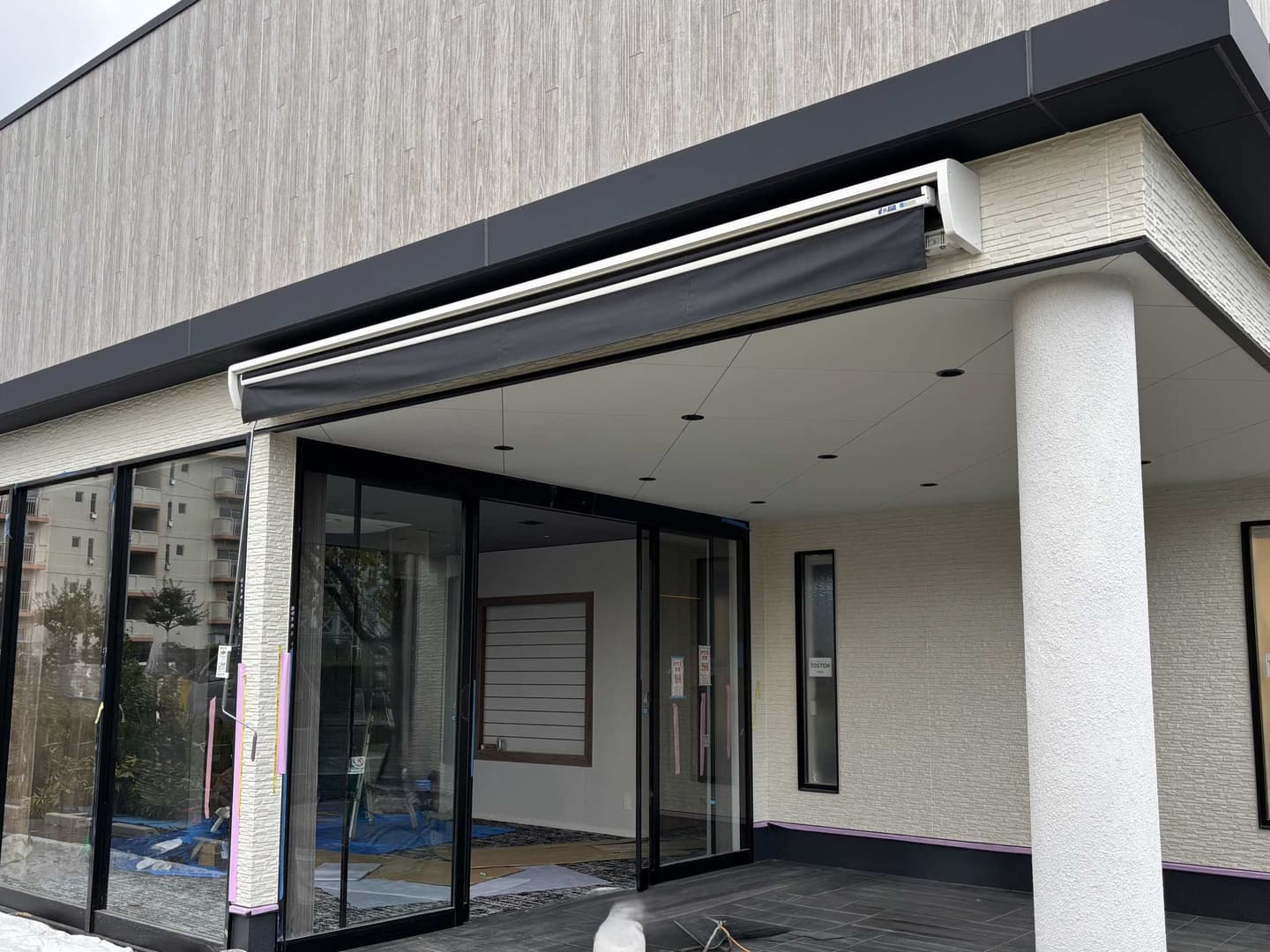 黒のオーニングテント