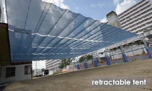 幼稚園の青い日除けテント