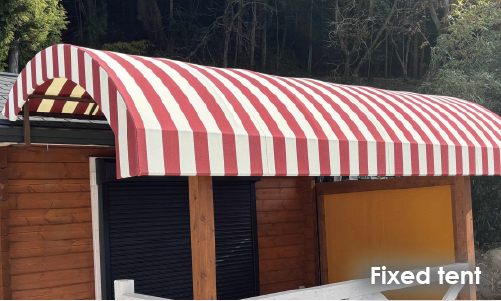 店舗の赤白ストライプのテント