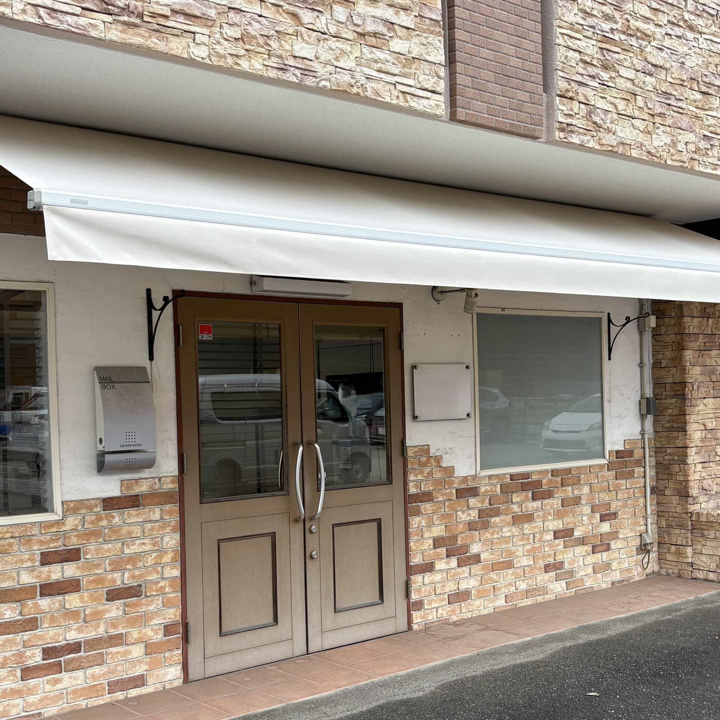 白のオーニングテント