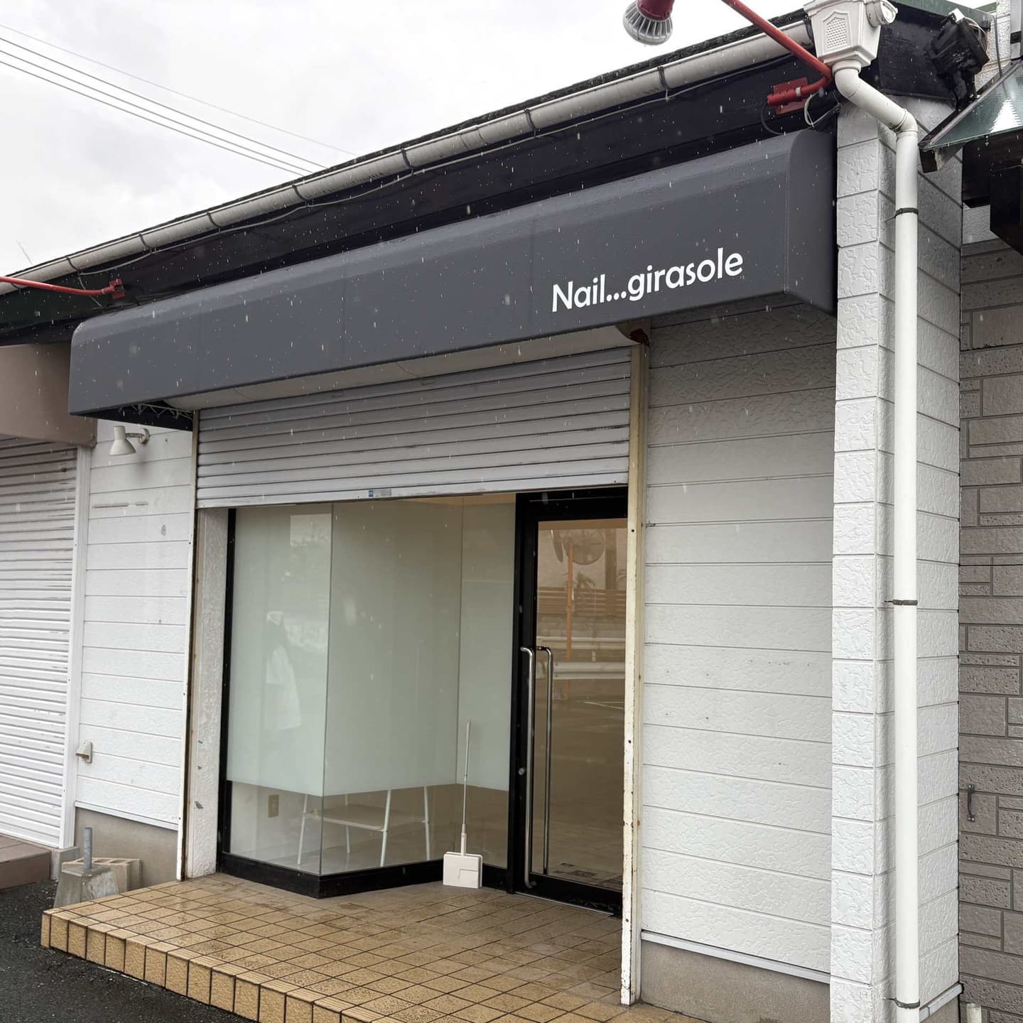 グレーの店舗ひさしテント