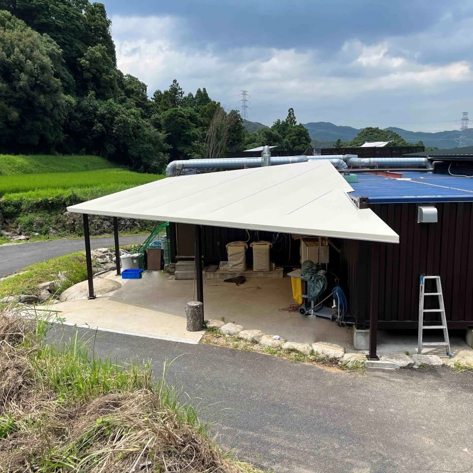 白の屋根テント