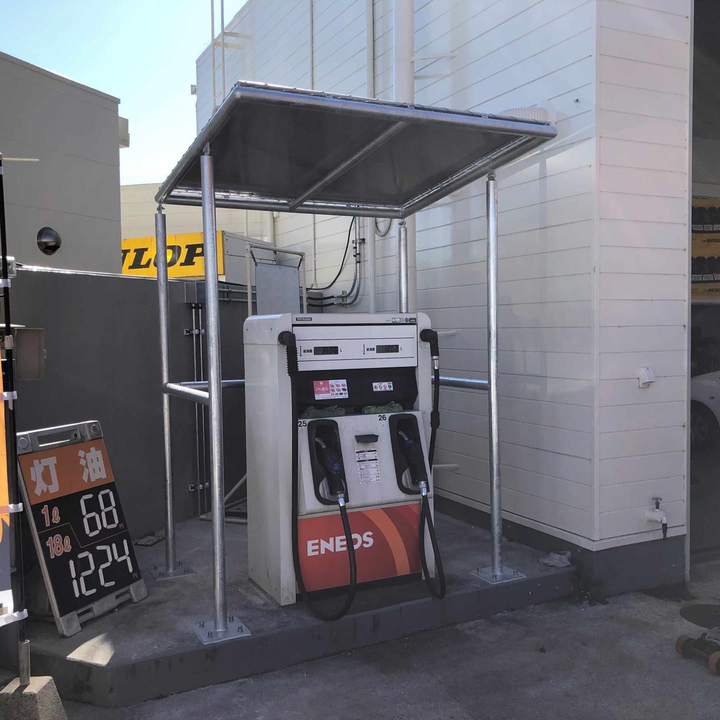 シルバーのテント屋根