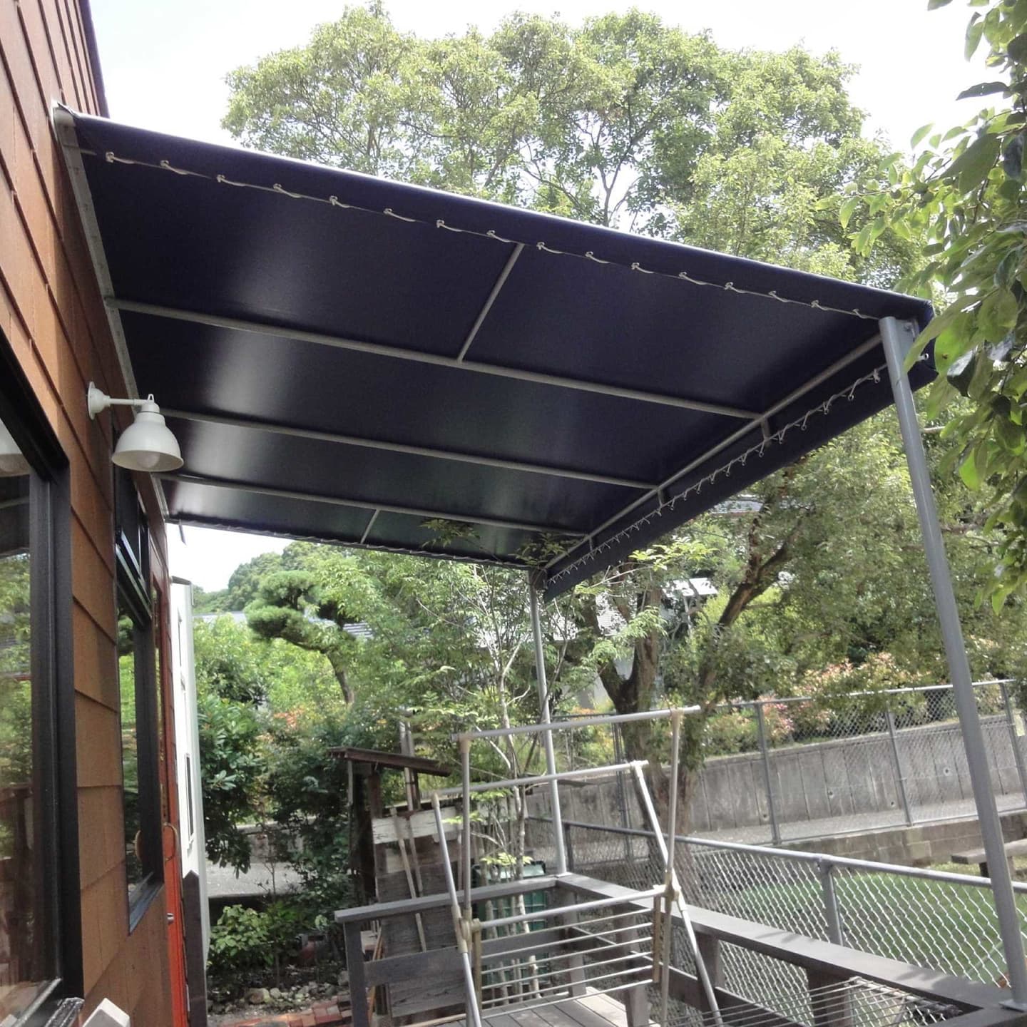 青のテント屋根