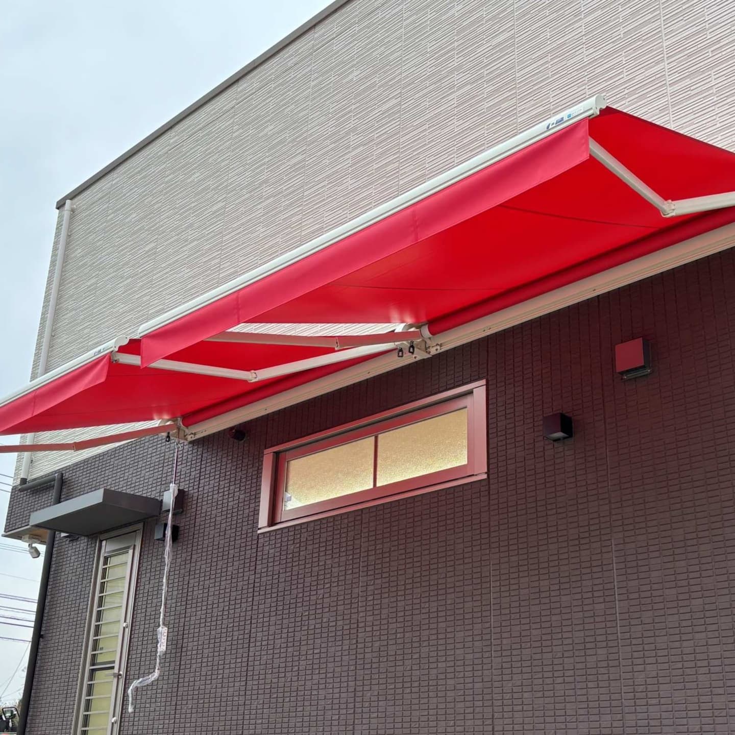 赤いオーニングテント