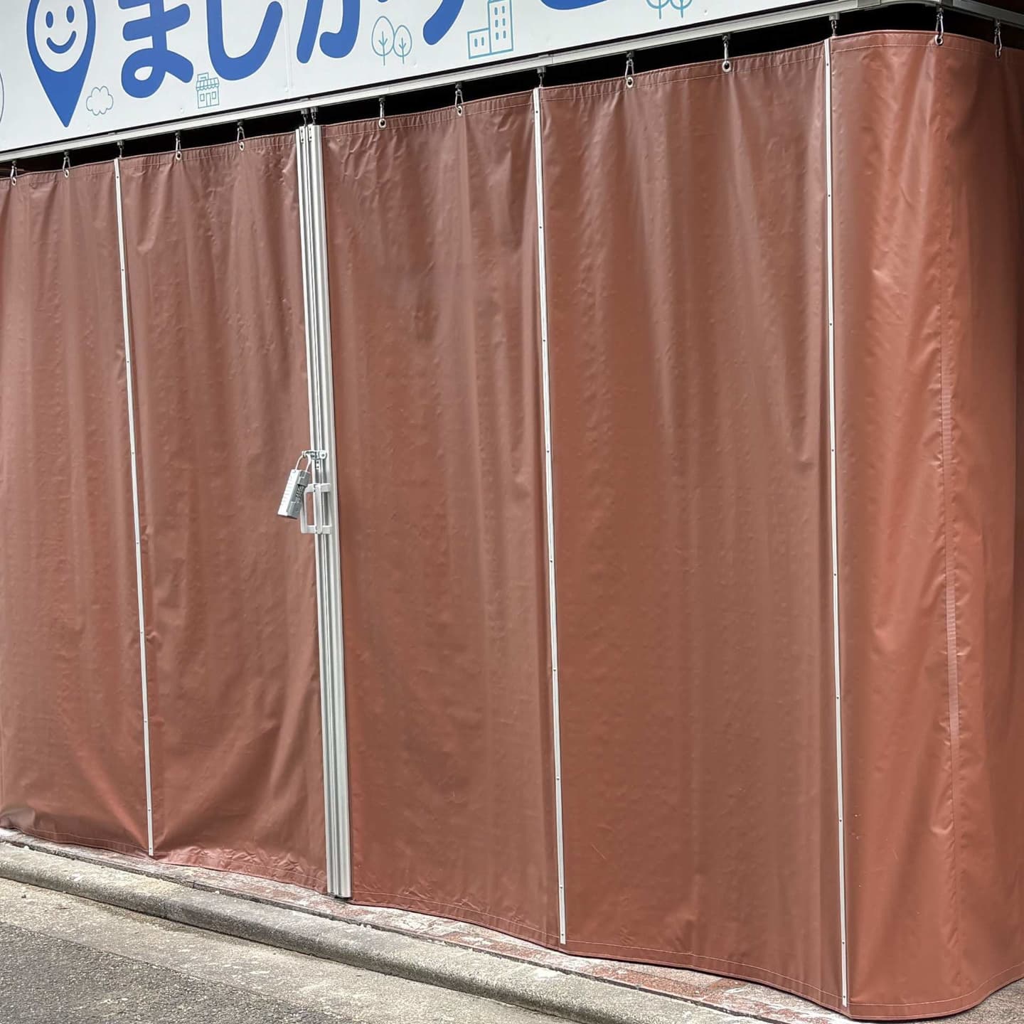 茶色のカーテン